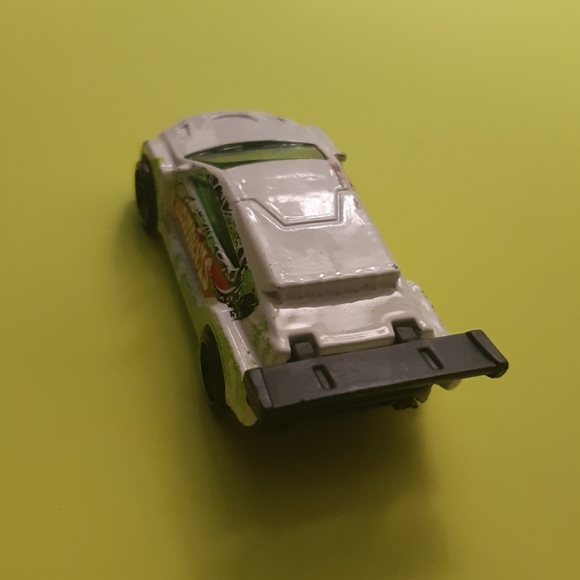 2012 Hot wheels loop coup Diecast 1:64| 8/10 - Picture 5 of 7